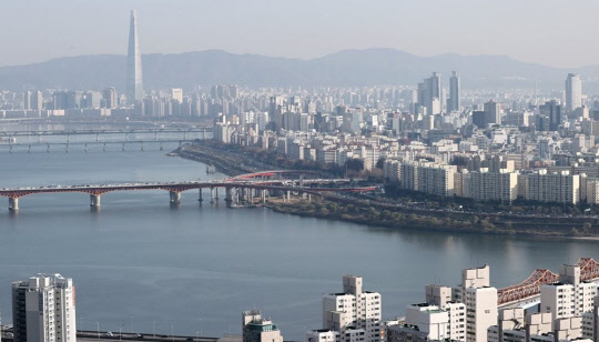 서울 매봉산에서 바라본 송파, 강남 일대 아파트의 모습. <연합뉴스>